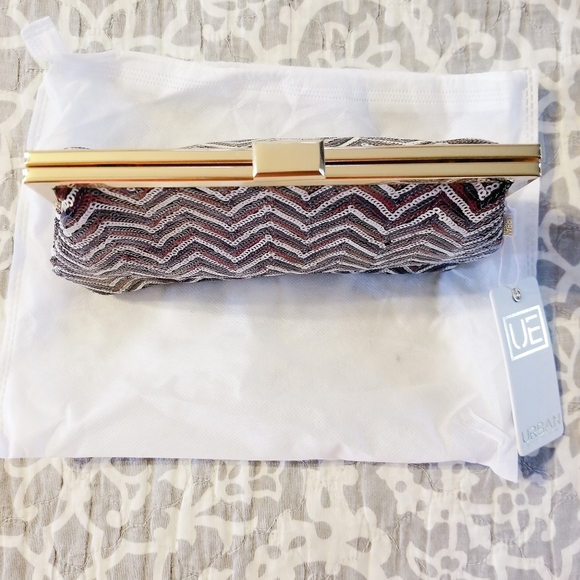 Urban Expressions | NWT Chevron Sequins Clutch - Picture 2 of 4